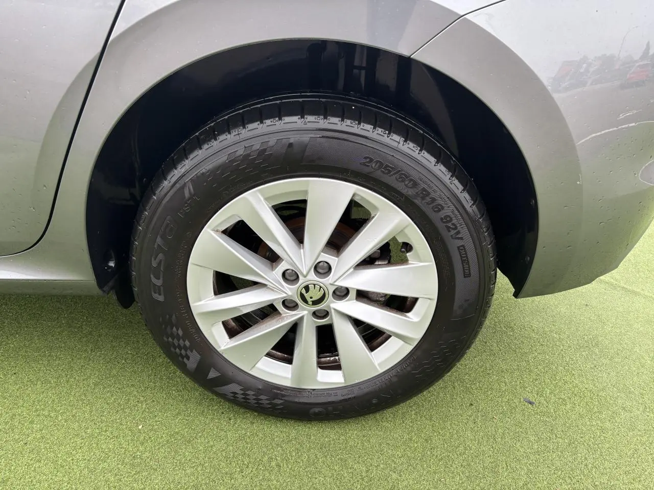 Gros plan sur la jante alliage argentée et pneu du côté arrière droit d’un SKODA KAMIQ gris graphite 2024.