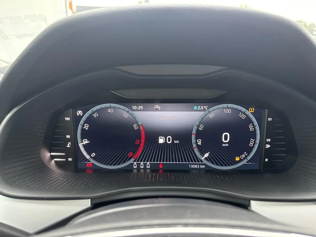 Tableau de bord numérique du Skoda Kamiq 2024 affichant vitesse, autonomie zéro et température extérieure 2,5°C.