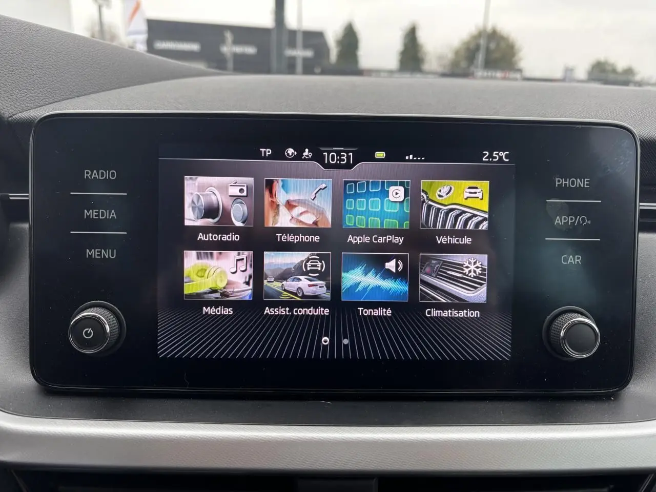 Écran tactile central du Skoda Kamiq 2024 affichant les options multimédia et assistance à la conduite.