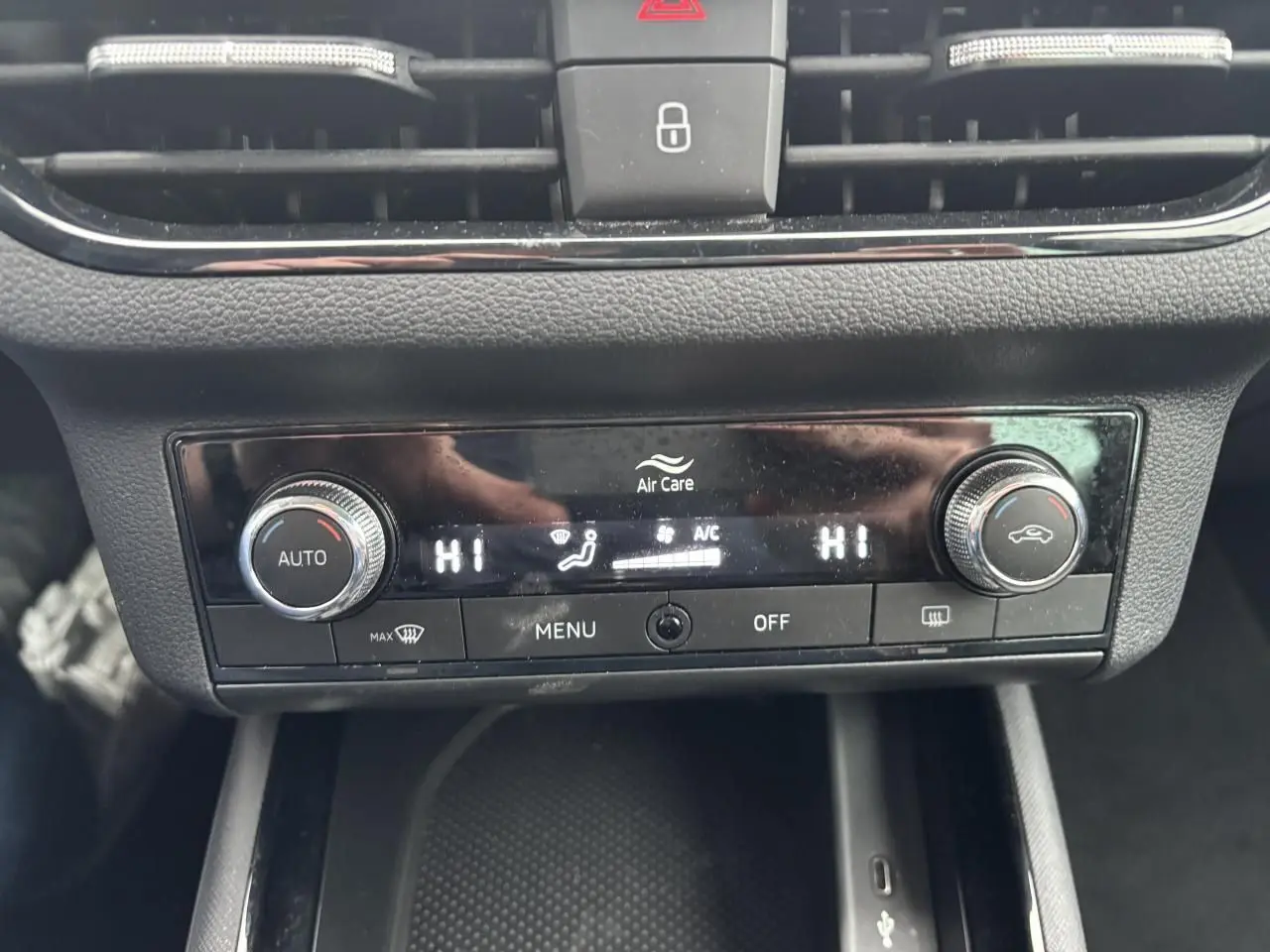 Gros plan sur la console centrale du Skoda Kamiq 2024 montrant la climatisation automatique bi-zone avec affichage digital.