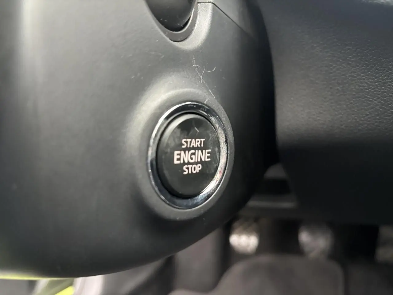 Bouton start engine stop en gros plan sur le tableau de bord noir du Skoda Kamiq gris graphite 2024.