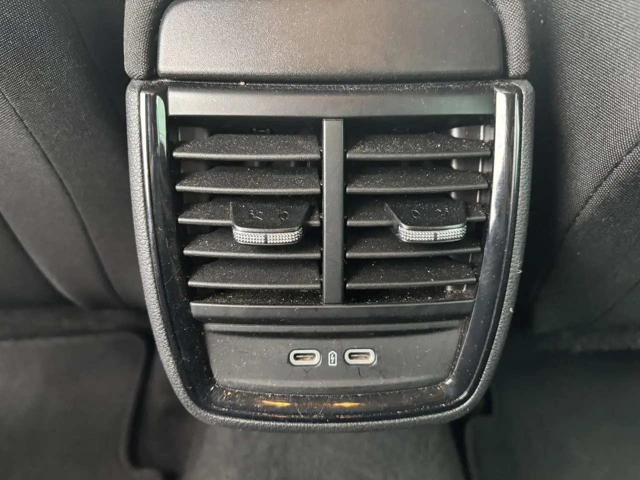 Prise USB-C double et bouches d'aération arrière noires du Skoda Kamiq gris graphite 2024 vue intérieure centrale