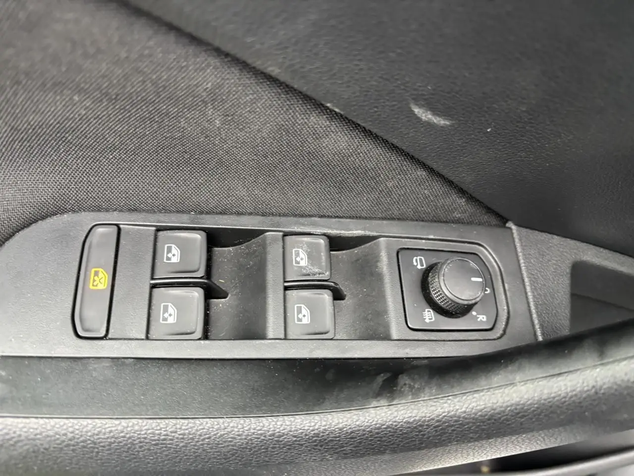 Commande des vitres électriques et réglage des rétroviseurs côté conducteur dans une Skoda Kamiq gris graphite 2024