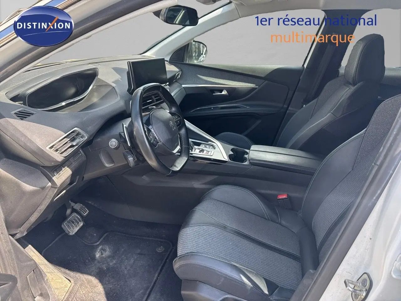 Intérieur noir du Peugeot 3008 blanc nacré 2022, vue côté conducteur avec tableau de bord et console centrale visibles.