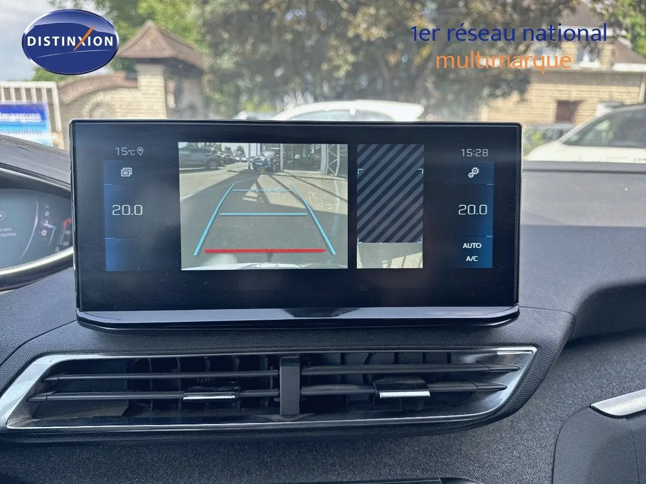 Écran central du Peugeot 3008 2022 affichant la caméra de recul et la climatisation à 20°C, intérieur noir.