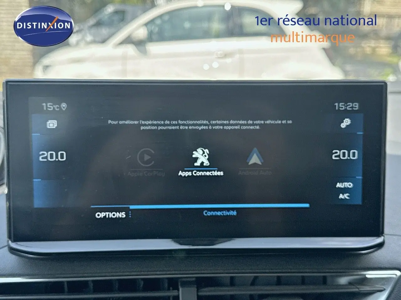 Écran tactile central du Peugeot 3008 blanc nacré 2022 affichant les options de connectivité et la climatisation à 20°C.