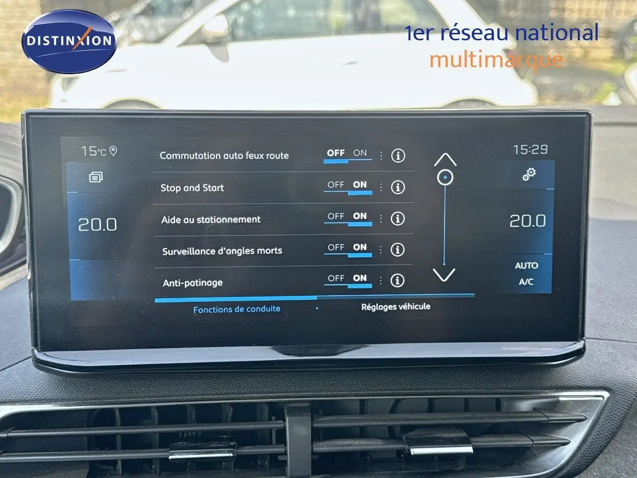 Écran tactile du tableau de bord du Peugeot 3008 blanc nacré, affichant les réglages d'aides à la conduite.