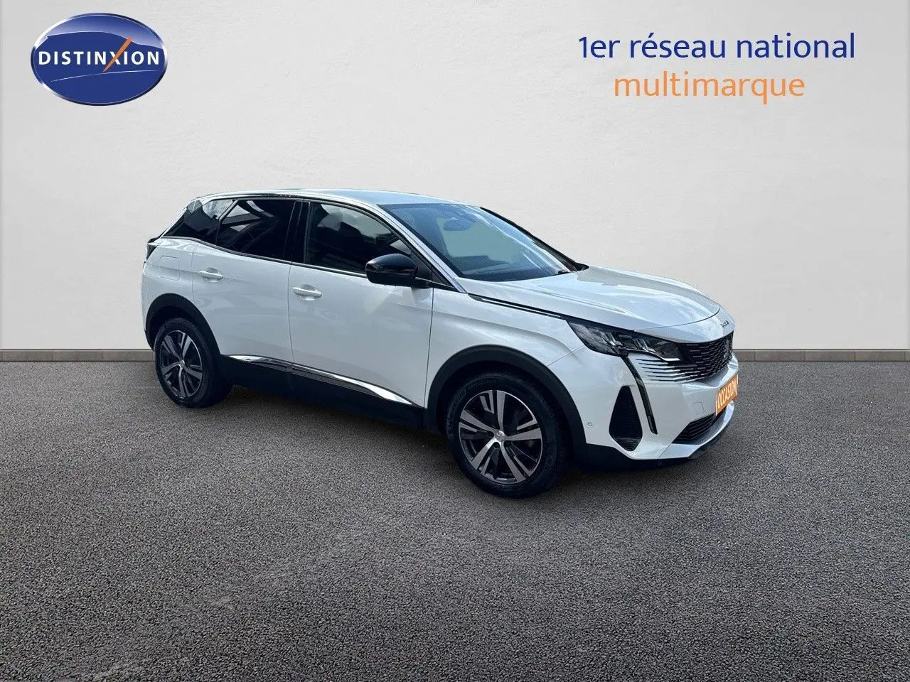 Peugeot 3008 blanc nacré en 3/4 avant droit, avec jantes bi-ton et toit noir contrasté visible.