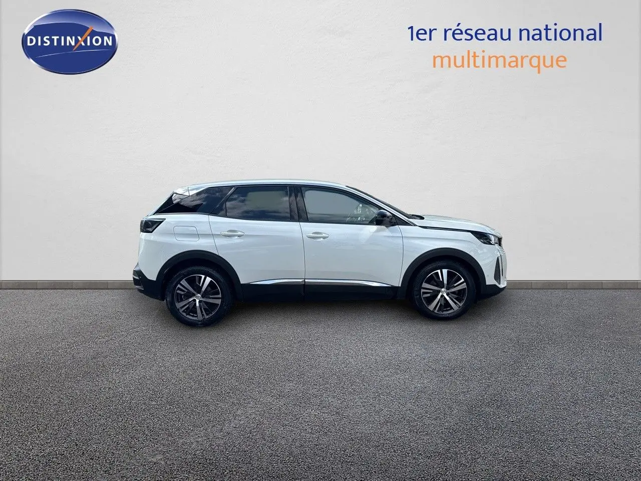 Peugeot 3008 blanc nacré en profil droit, SUV 5 portes avec toit noir et jantes alliage bicolores.
