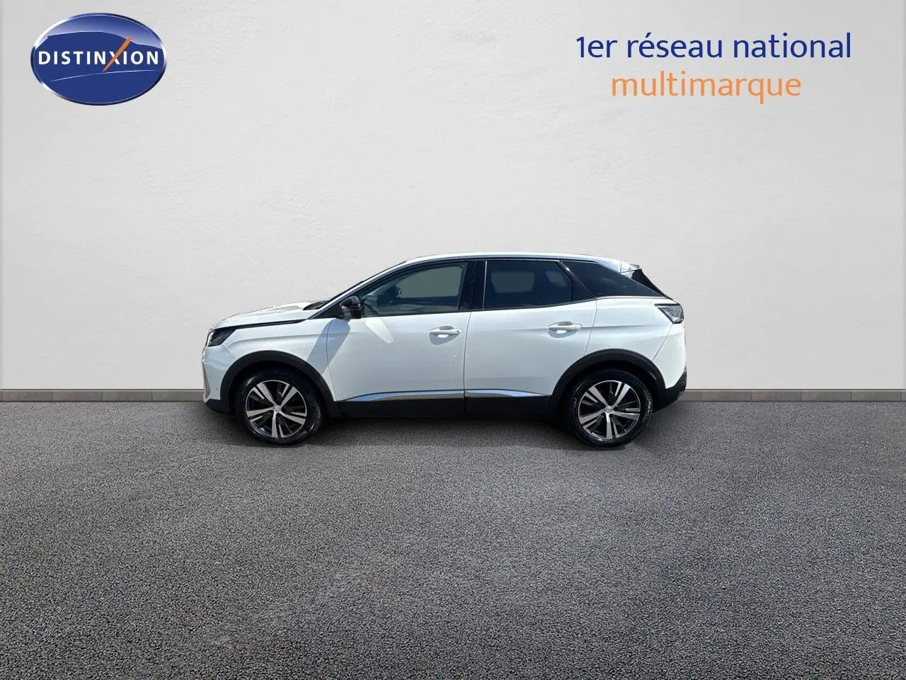 Profil côté gauche d'un Peugeot 3008 blanc nacré 2022 avec attelage, sur fond neutre et sol gris.