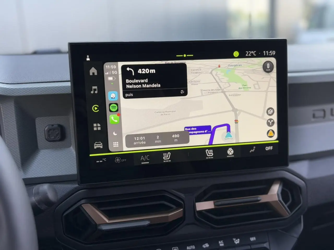 Écran tactile GPS 10 pouces affichant la navigation dans l'habitacle du Dacia Duster noir nacré 2025.