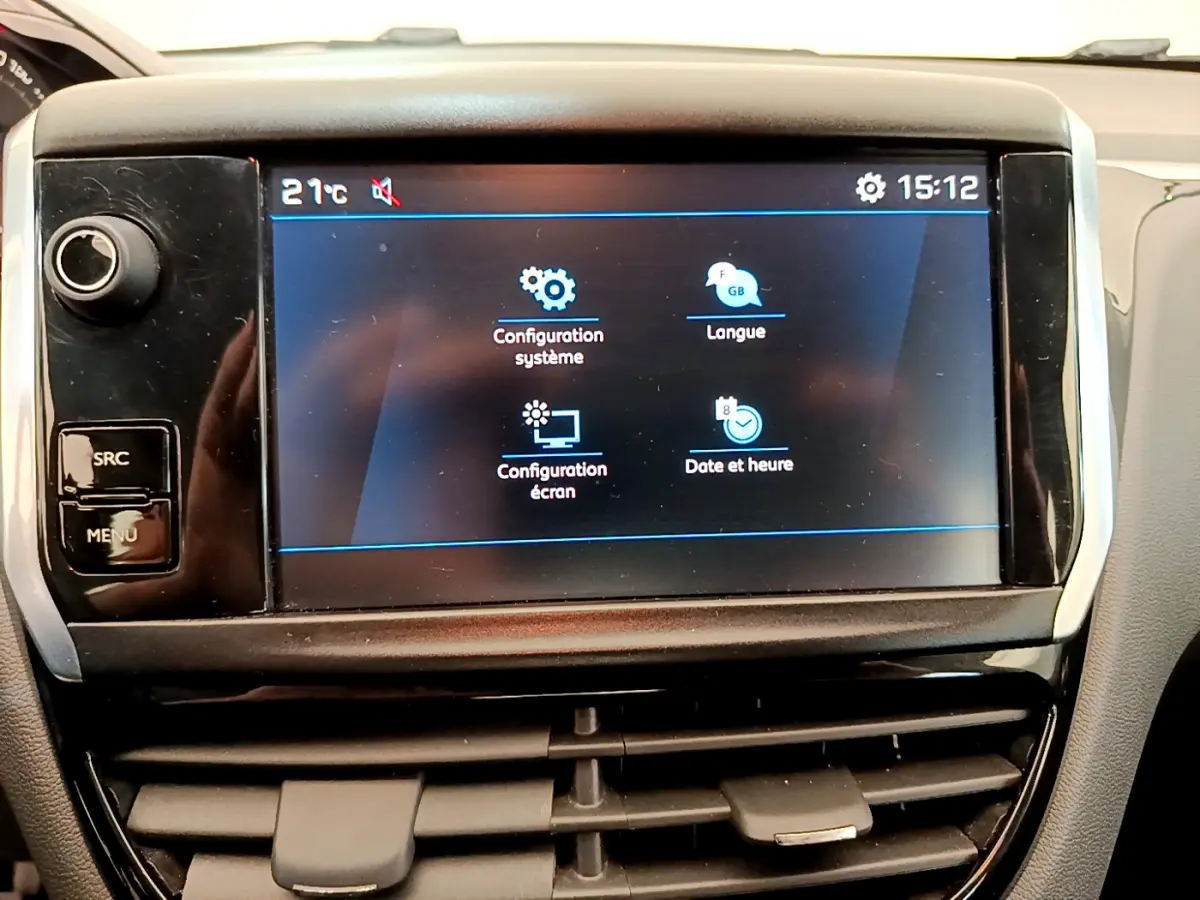 Écran tactile central de la Peugeot 208 Puretech 82 Signature 2019 affichant les réglages système et langue.