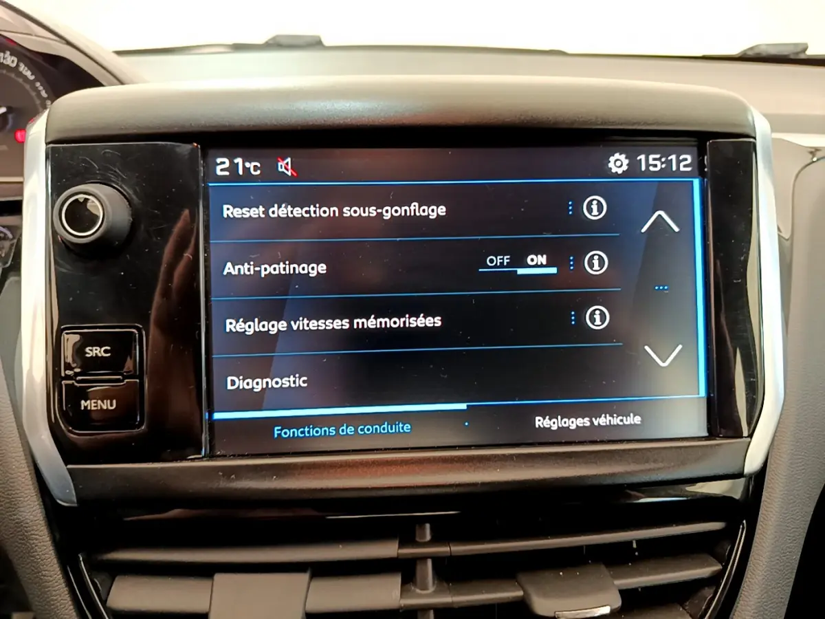 Écran tactile central du tableau de bord de la Peugeot 208 blanche, affichant les réglages de conduite.