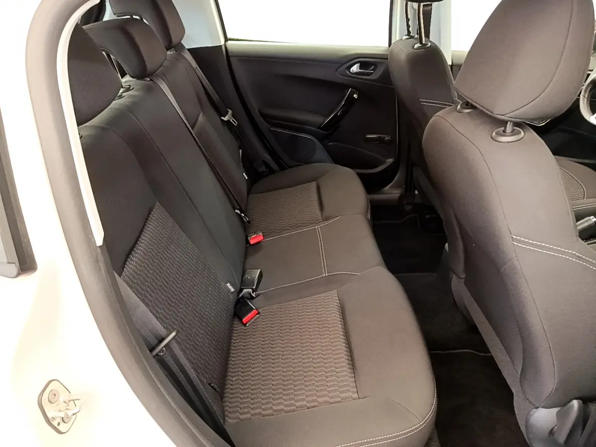 Vue intérieure côté gauche sur la banquette arrière noire de la Peugeot 208 blanche Puretech 82 Signature 2019.