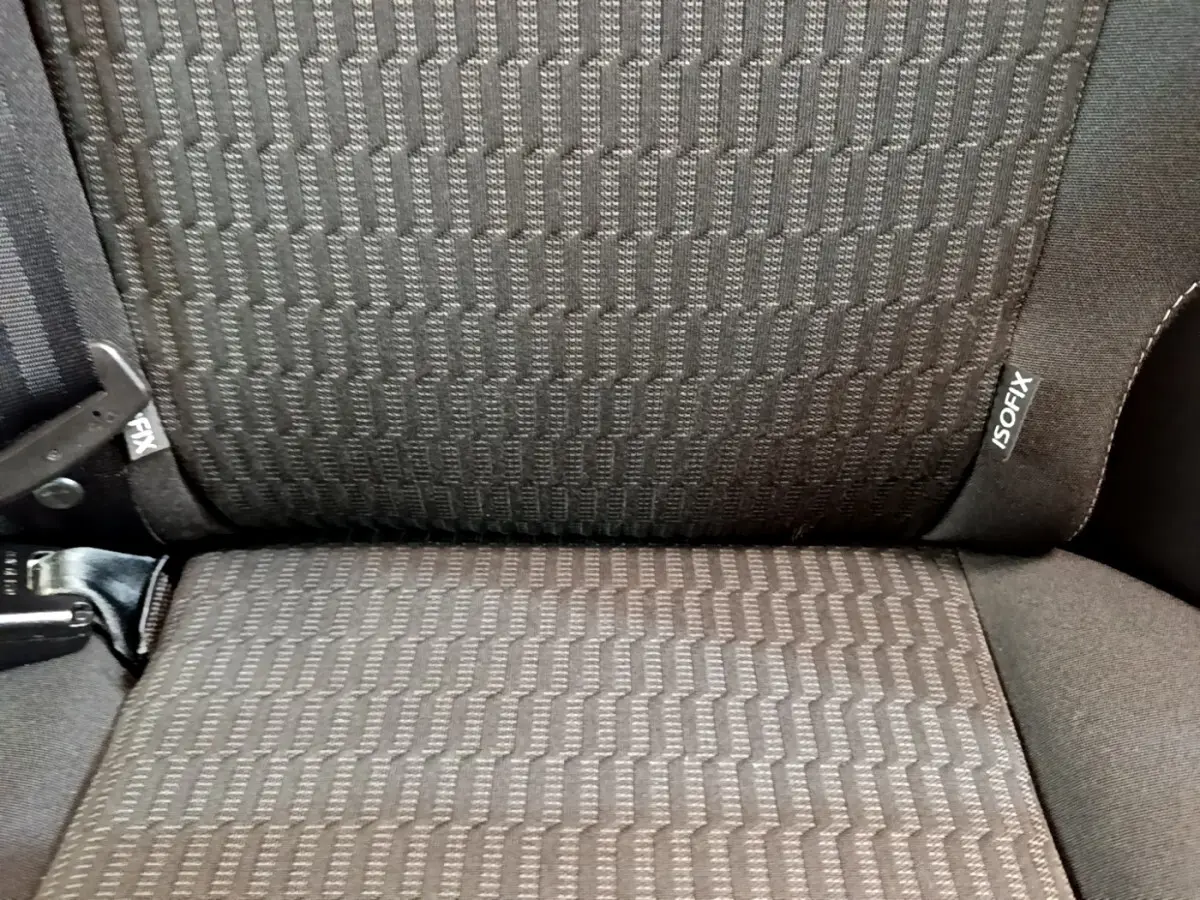 Gros plan sur la banquette arrière noire avec étiquette ISOFIX de la Peugeot 208 Puretech 82 Signature 2019.