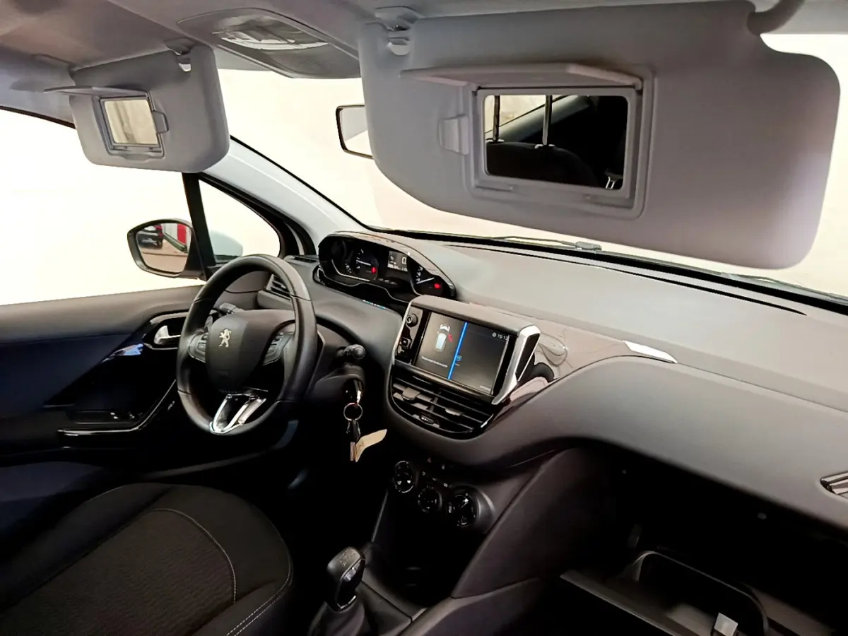 Intérieur de la Peugeot 208 Puretech 82 Signature 2019, vue côté conducteur sur tableau de bord et écran tactile.
