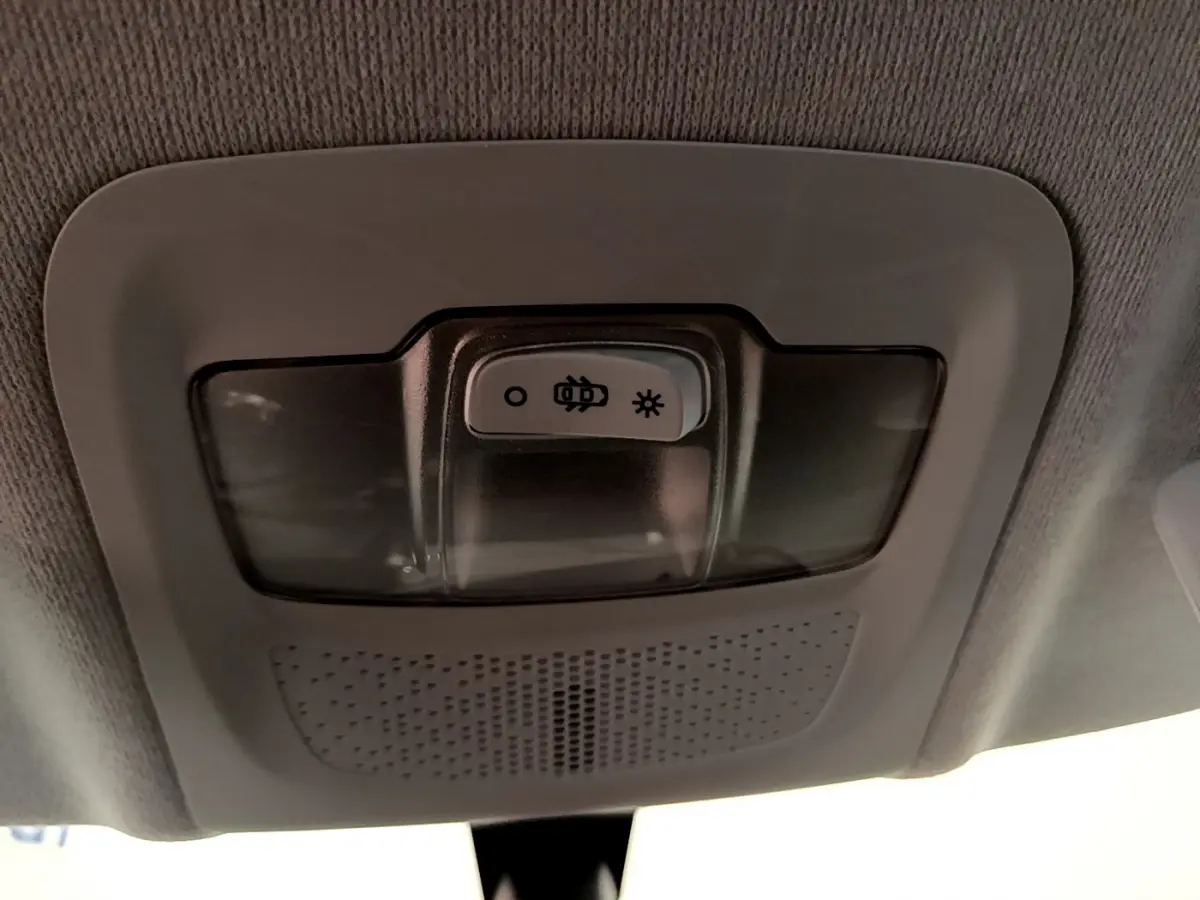 Plafonnier intérieur avec interrupteur d’éclairage, vue en gros plan du toit d’une Peugeot 208 blanche de 2019.