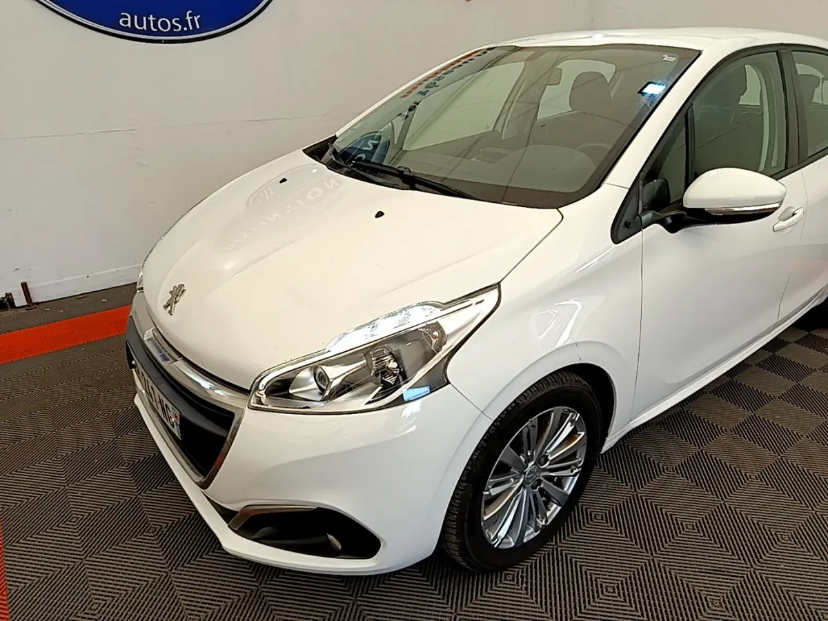 Peugeot 208 Puretech 82 Signature blanc vue 3/4 avant droit avec phares et jantes alliage visibles
