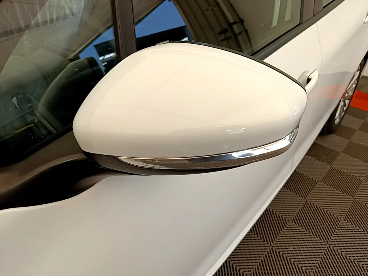 Rétroviseur droit blanc avec clignotant intégré sur Peugeot 208 Puretech 82 Signature vue rapprochée côté passager.