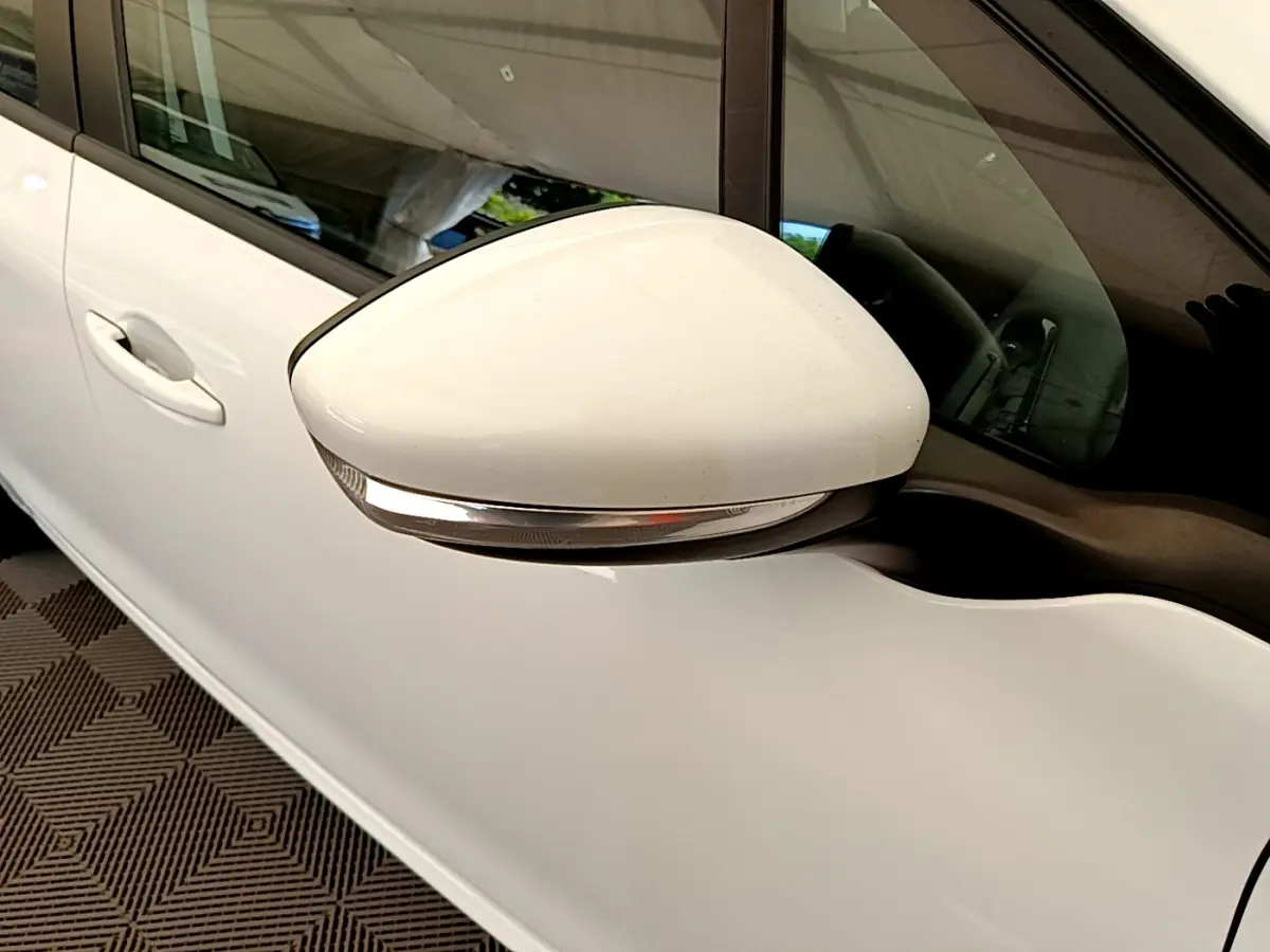 Rétroviseur droit blanc avec clignotant intégré sur Peugeot 208 Puretech 82 Signature vue de côté.