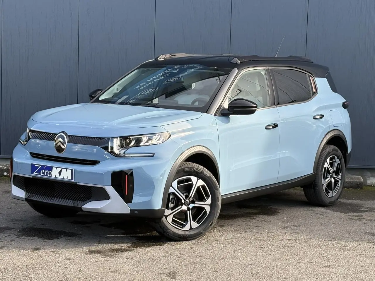 Citroën C3 Aircross Hybrid 145 bleu Monte Carlo avec toit noir, vue 3/4 avant droit, jantes alliage 17 pouces.