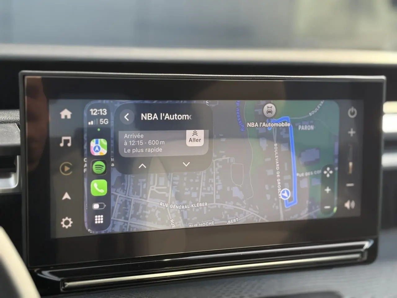 Écran tactile central du GPS du Citroën C3 Aircross Hybrid 2025, affichant un itinéraire en ville.