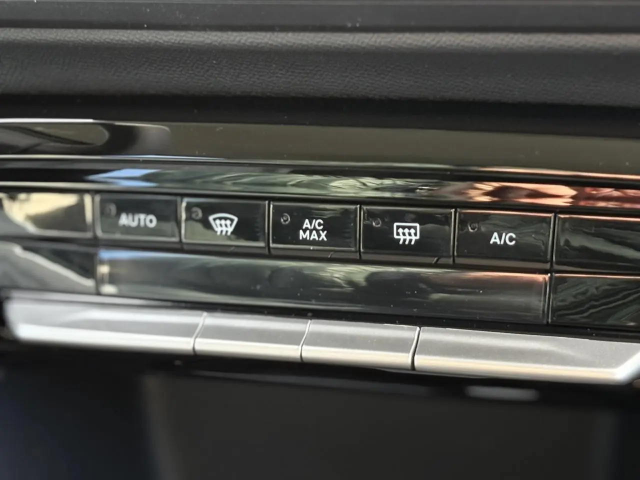 Gros plan sur les commandes de climatisation automatique du tableau de bord du Citroën C3 Aircross Hybrid 2025.
