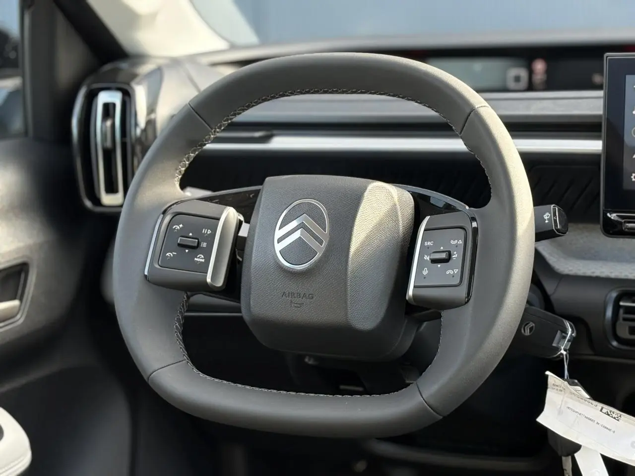 Volant multifonctions noir de Citroën C3 Aircross 2025, vue frontale centrée sur les commandes intégrées.