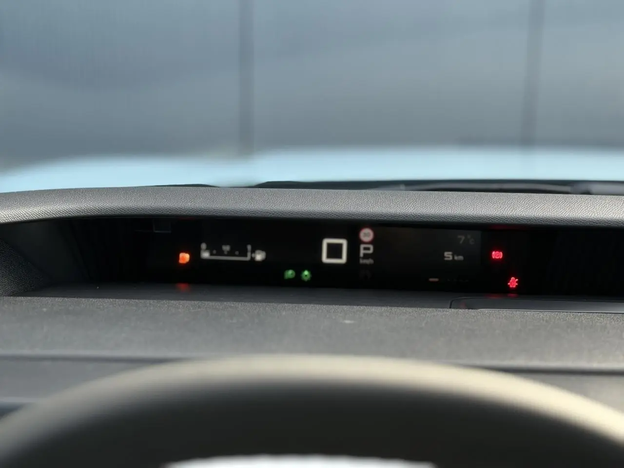 Tableau de bord numérique de la Citroën C3 Aircross Hybrid 145, affichage central avec voyants allumés.