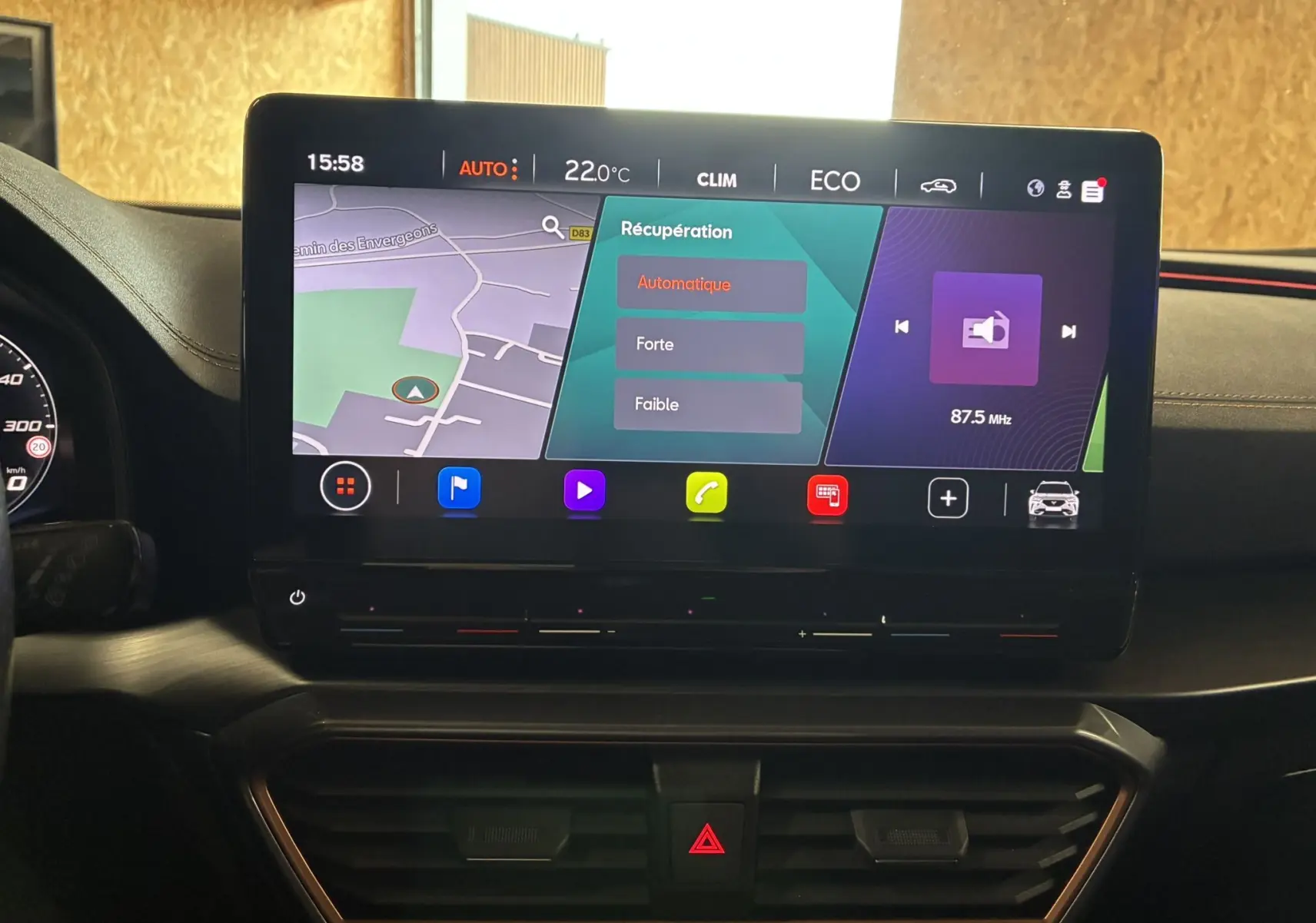 Écran tactile central du tableau de bord du CUPRA Formentor gris, affichant la navigation et les réglages de récupération d'énergie.