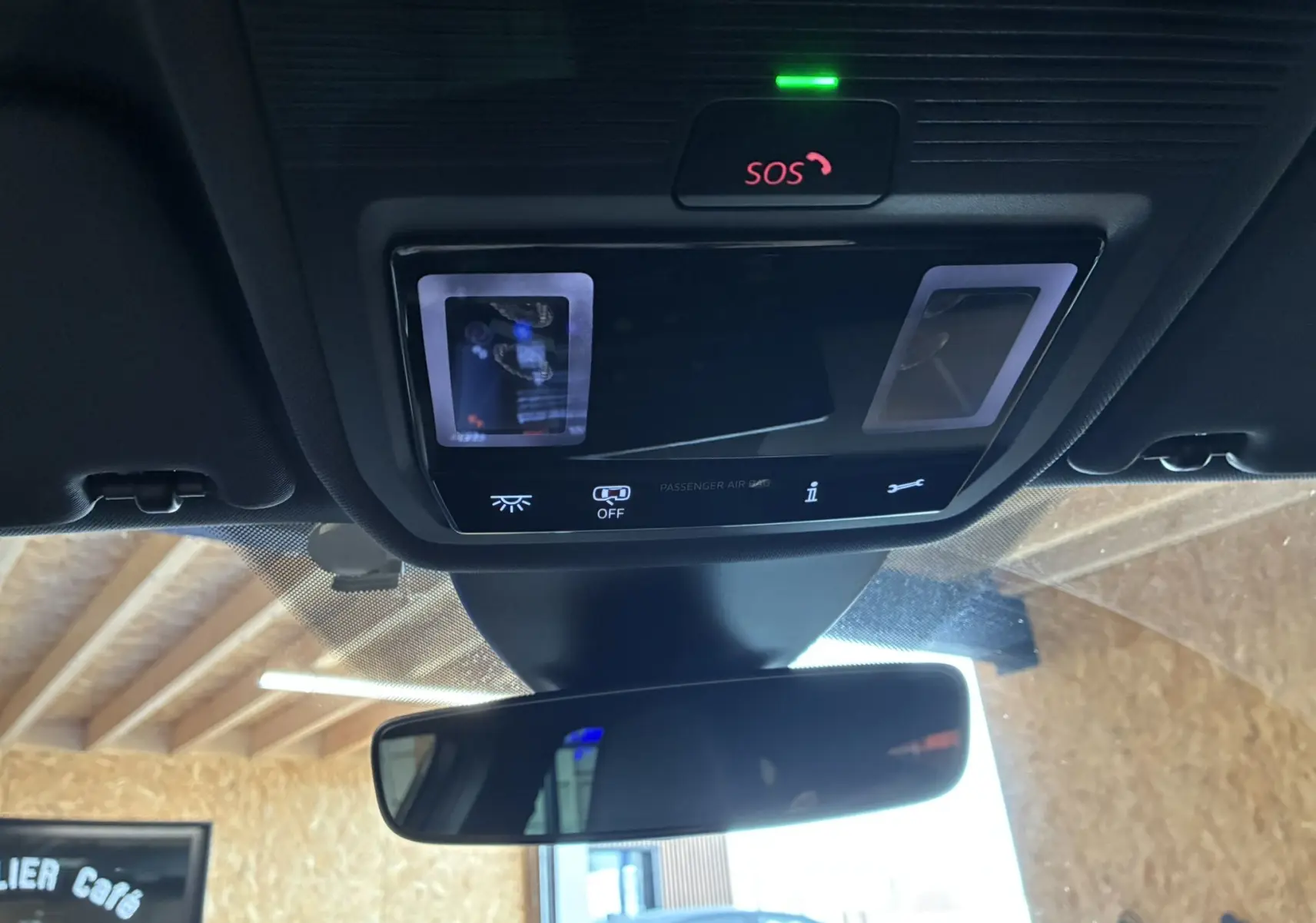 Vue intérieure du plafonnier avec bouton SOS et rétroviseur intérieur d'un CUPRA Formentor gris 2023.