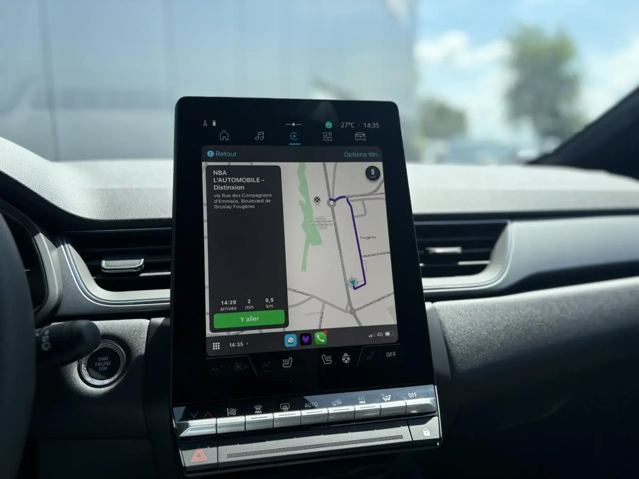 Vue rapprochée de la console centrale du Renault Captur 2025, écran tactile affichant la navigation GPS.