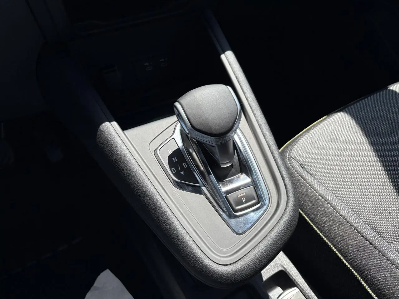 Le levier de vitesses automatique noir et chrome du Renault Captur E-Tech vu en gros plan côté console centrale.