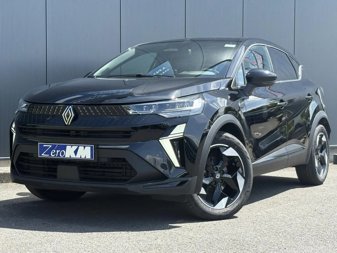 Renault Captur 2025 noir étoile en 3/4 avant droit, avec jantes aluminium 18 pouces et calandre moderne noire.