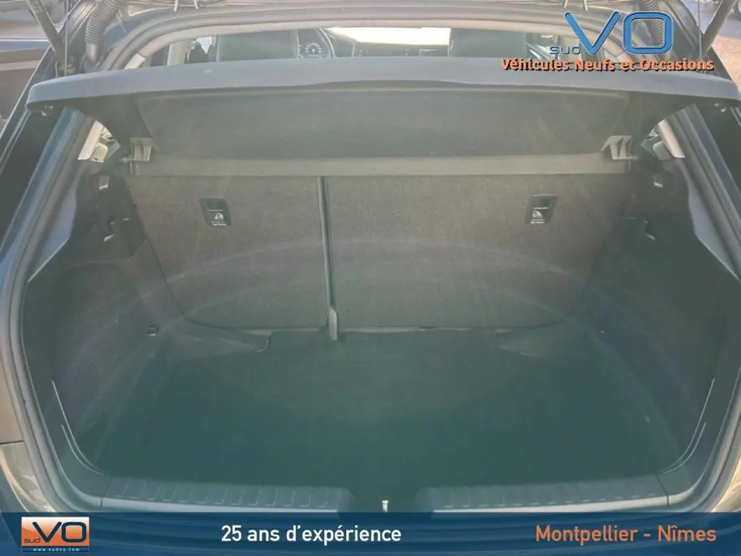 Coffre ouvert d'une Audi A1 Sportback gris foncé de 2019, montrant un espace de chargement propre et spacieux.