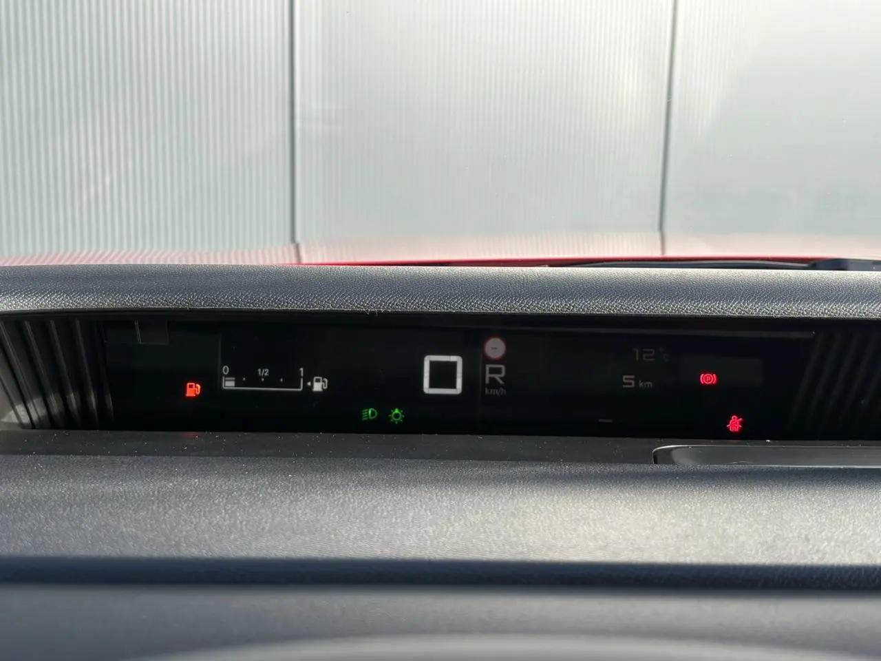 Tableau de bord numérique de Citroën C3 Aircross Hybrid 2025 montrant vitesse, jauge carburant et voyants allumés.