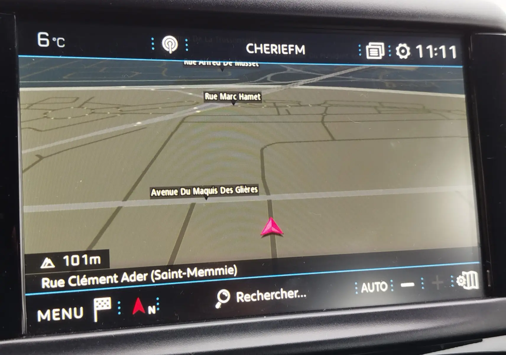 Écran de navigation GPS de la Peugeot 208 2019 affichant une carte avec itinéraire, vue intérieure tableau de bord.
