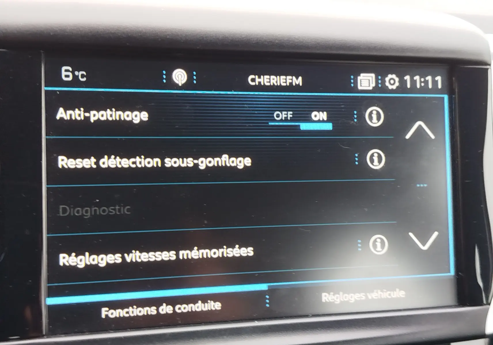 Écran tactile intérieur de la Peugeot 208 noir Perla Nera montrant les réglages d’aide à la conduite à 11h11.