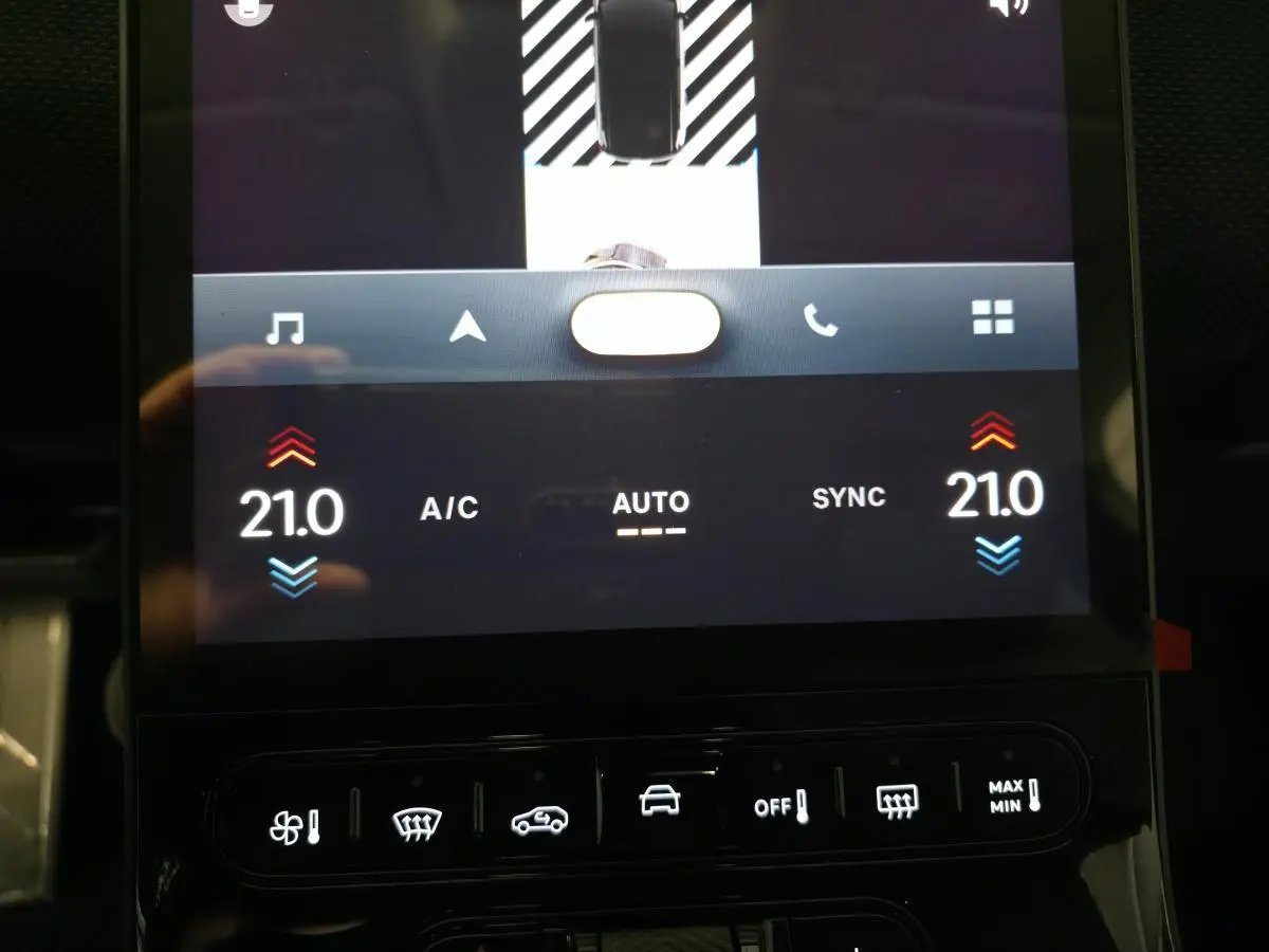 Écran tactile central du Citroën C5 Aircross blanc 2026 montrant la climatisation automatique bi-zone à 21°C.