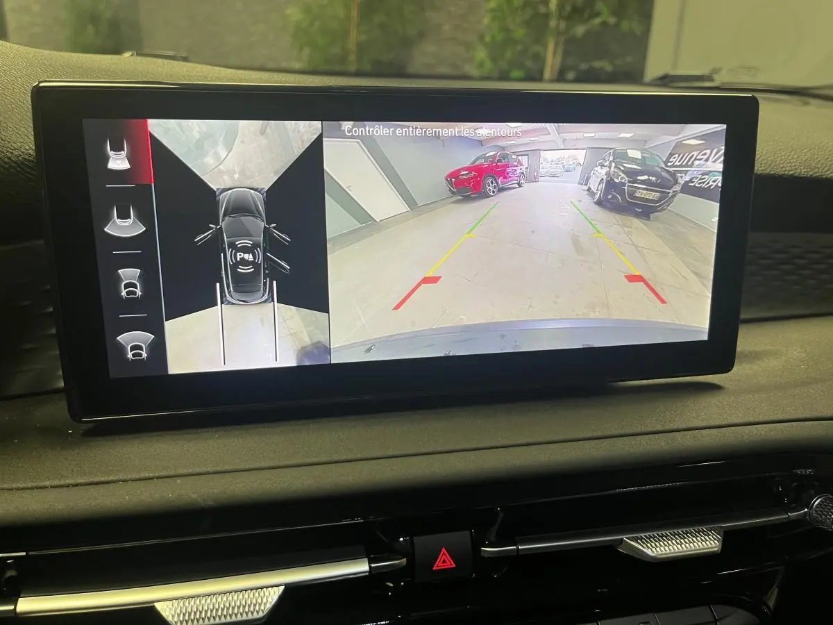 Écran tactile du tableau de bord affichant la caméra de recul et vue 360° d'une Alfa Romeo Tonale gris foncé.