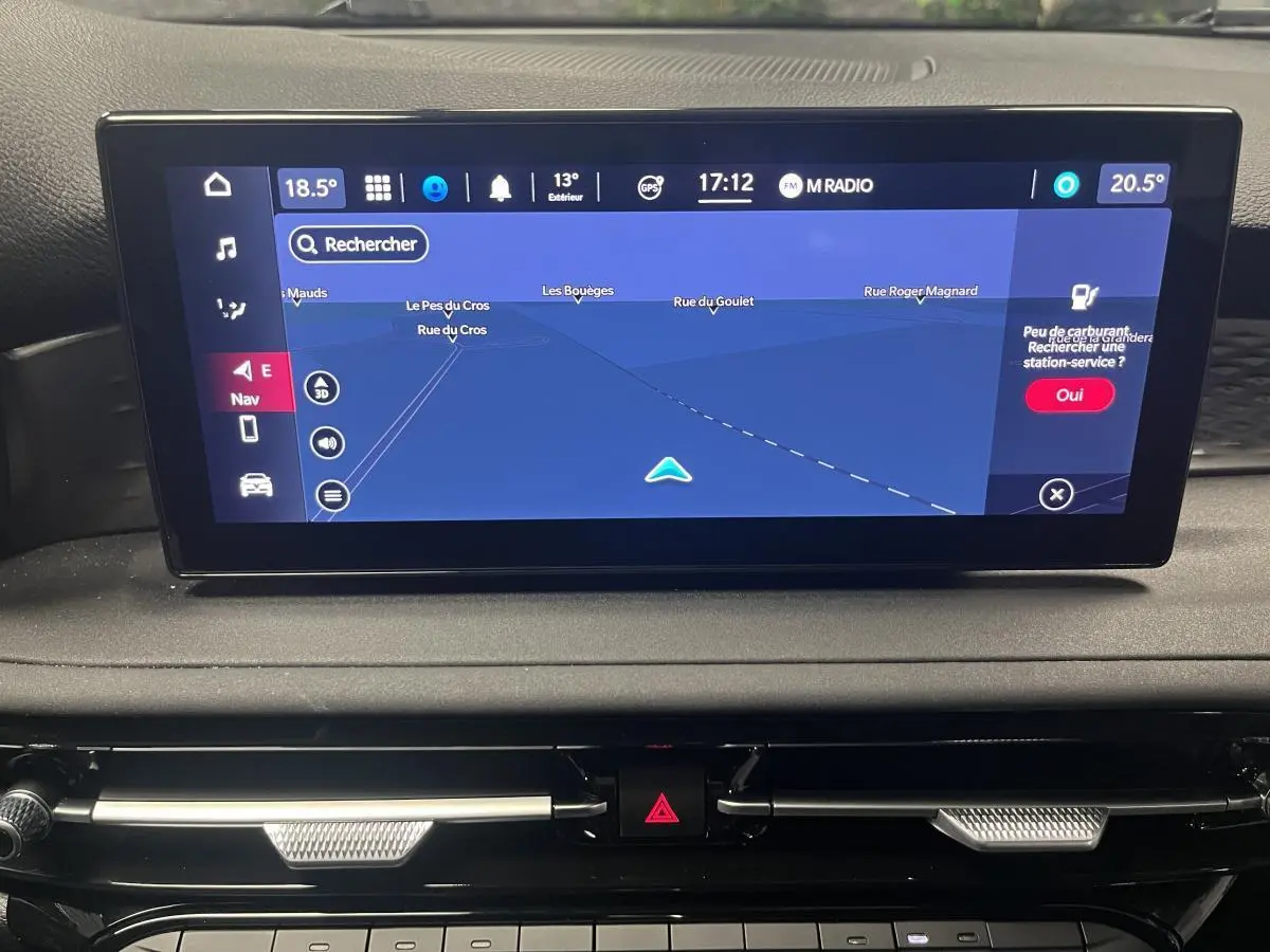 Écran tactile 10,2 pouces affichant la navigation dans l'habitacle d'une Alfa Romeo Tonale gris foncé 2023.