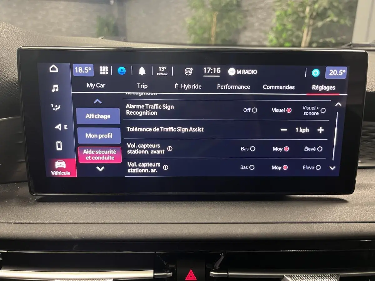 Écran tactile du système d'info-divertissement Alfa Romeo Tonale 2023 affichant les réglages d'aide à la conduite.