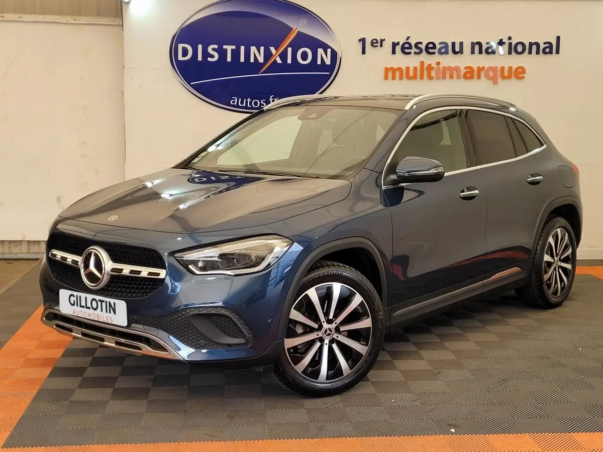 Mercedes GLA 200 D Business Line bleu, vue 3/4 avant droit, jantes alliage et calandre étoile visible en showroom
