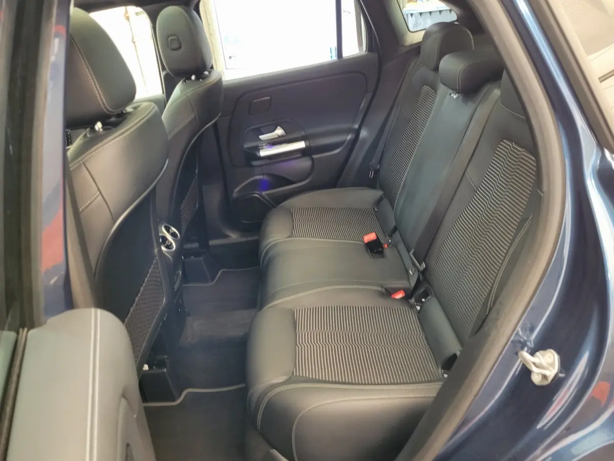 Vue intérieure arrière côté droit du Mercedes GLA 200 D Business Line 2022 bleu, sièges en cuir noir avec surpiqûres grises.