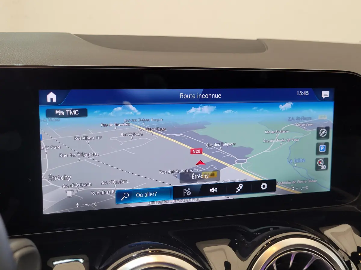 Écran tactile de navigation 10,3 pouces dans le tableau de bord d'une Mercedes GLA 200 D Business Line bleu, vue intérieure.