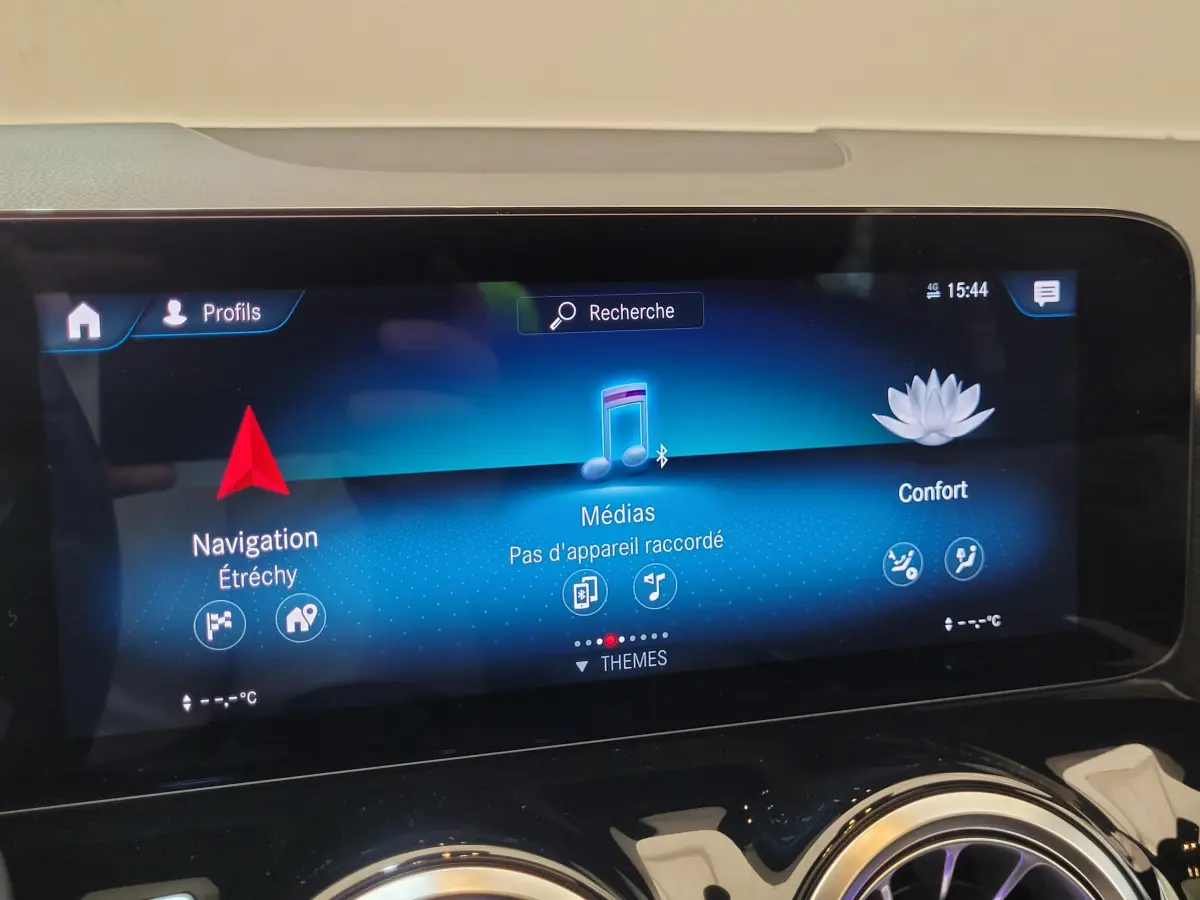 Écran tactile central bleu affichant navigation, médias et confort dans le tableau de bord du Mercedes GLA 200 D 2022.