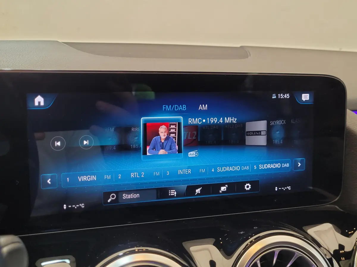 Écran tactile central du tableau de bord du Mercedes GLA 200 D Business Line 2022, affichant les stations radio FM/DAB.