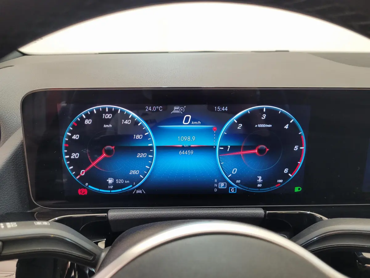 Tableau de bord numérique du Mercedes GLA 200 D 2022 affichant vitesse, compte-tours et température à 15h44