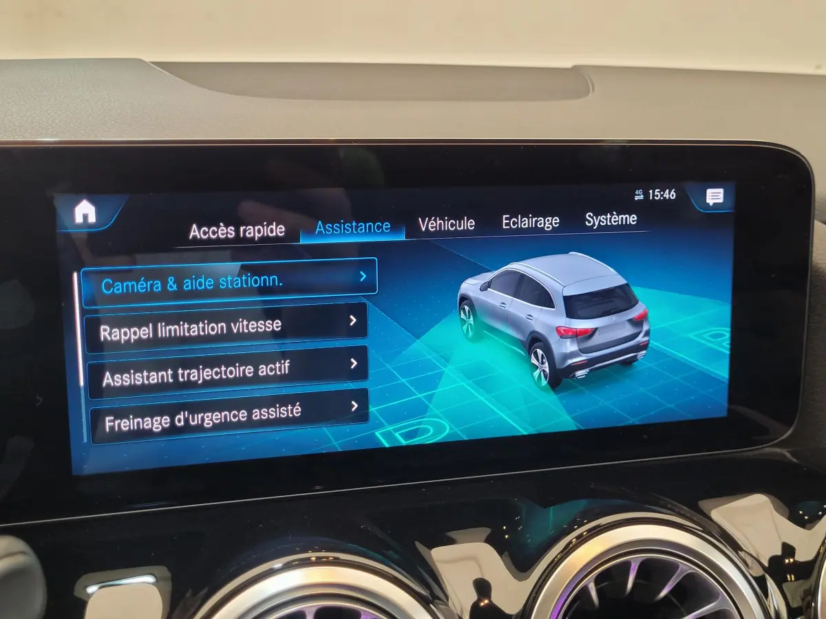 Écran tactile intérieur montrant les aides à la conduite du Mercedes GLA 200 D Business Line 2022.