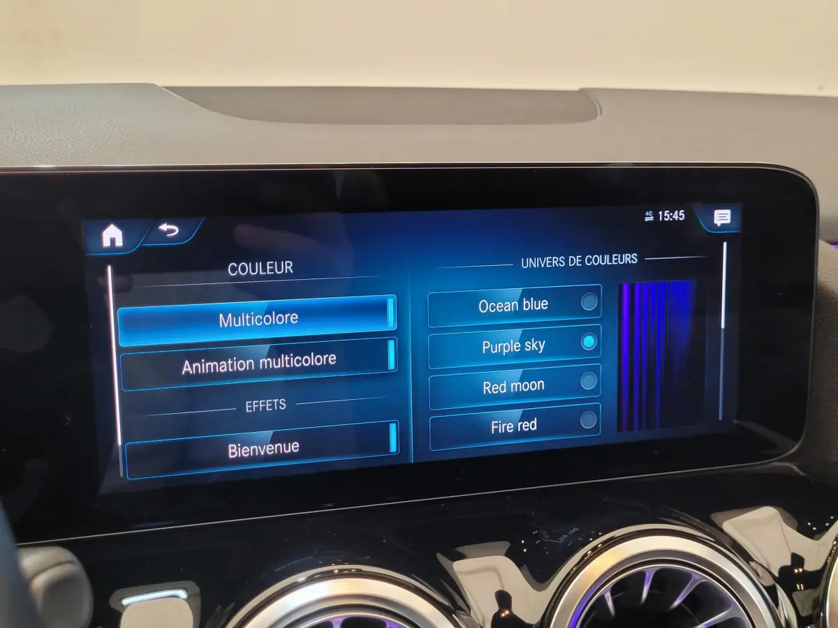 Écran tactile intérieur du Mercedes GLA 200 D Business Line 2022 affichant les options de couleurs d'ambiance multicolores.